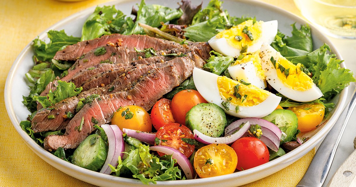 Salade jardinière à l’œuf et au steak grillé