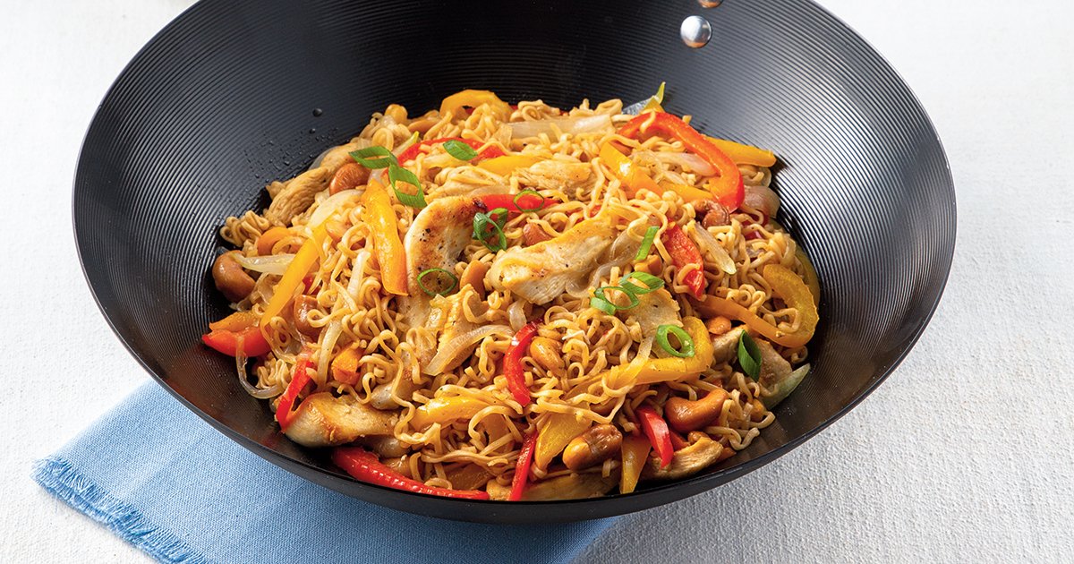 Sauté de ramens au poulet, miel et cajou